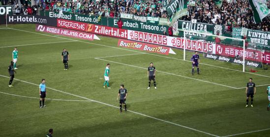  沙尔克04历史性降级引发球迷抗议潮  