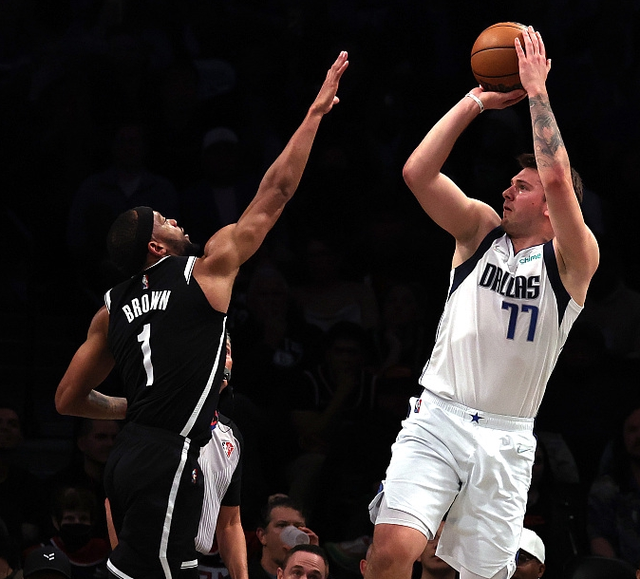  东契奇绝杀助独行侠抢七  