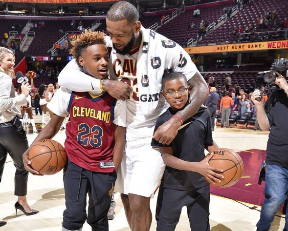  詹姆斯父子同台常规赛倒计时  