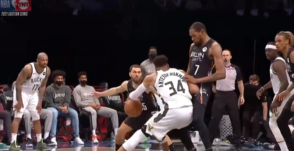  字母哥单节二十一分，雄鹿碾压魔术取首胜